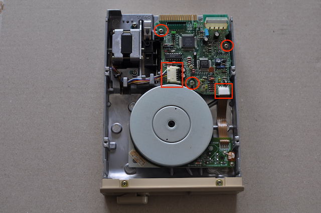 PC-8801FAのFDD基板裏面側のビス位置及びコネクター位置
