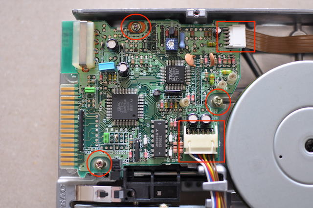 PC-8801FAのFDD基板裏面側のビス位置及びコネクター位置