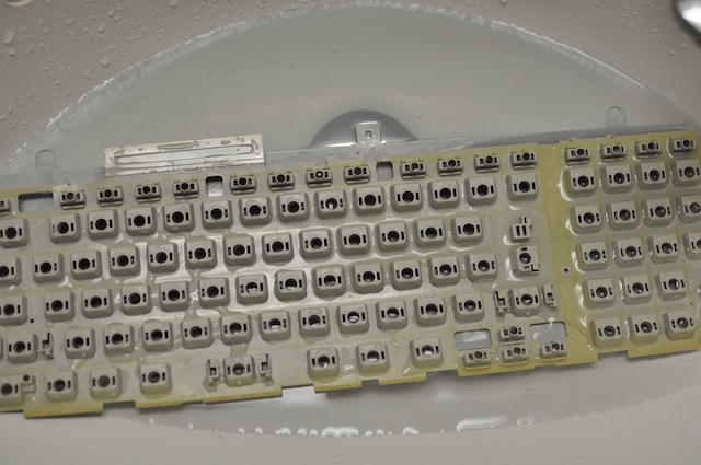 iMac_G3キーボードの部品を水洗いしています