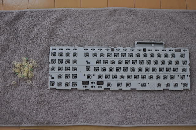 iMac_G3キーボード内部のプラスチック樹脂板にラバーキャプをセットします