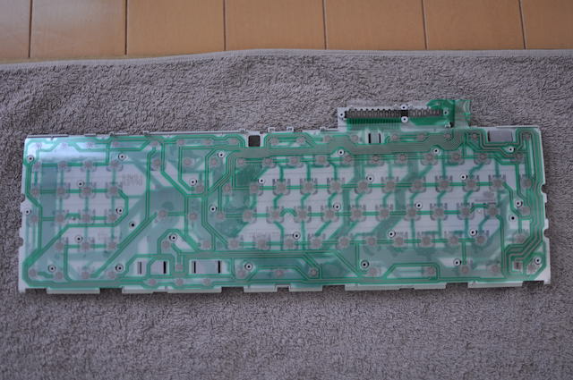 iMac_G3キーボード内部のプラスチック樹脂板にメンブレンシートをセットします