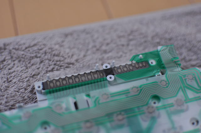 iMac_G3キーボード内部のプラスチック樹脂板の突起にメンブレンシートを穴を合わせてセットします