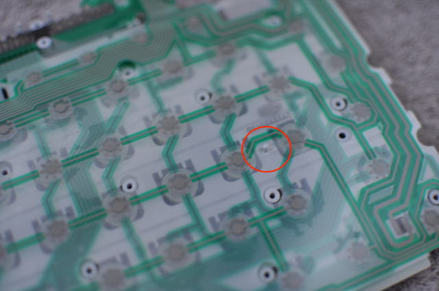 iMac_G3キーボード内部のプラスチック樹脂板の突起にメンブレンシートを穴を合わせてセットします