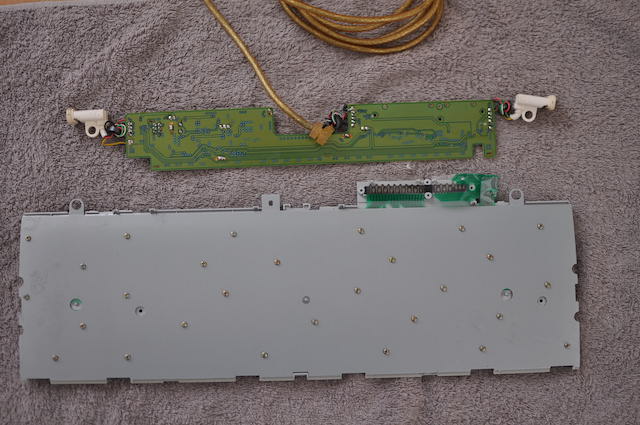iMac_G3キーボード内部の金属板に基板を固定する