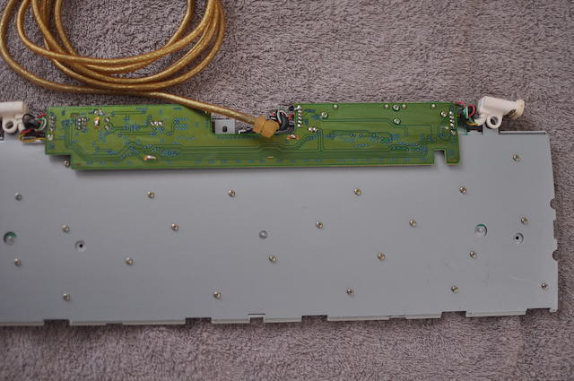 iMac_G3キーボード内部の金属板に基板を固定する