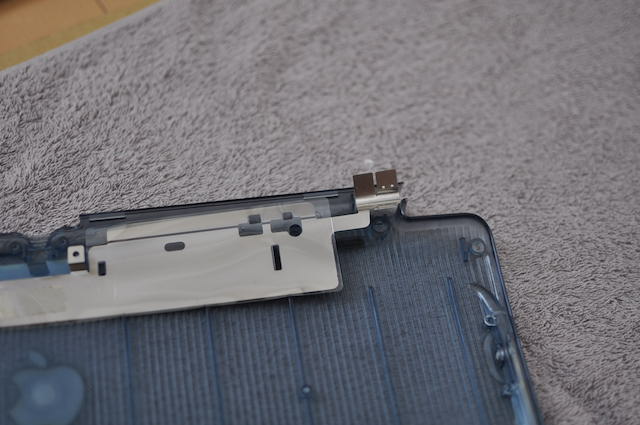 iMac_G3キーボードカバー下部に金属板をセットし直します