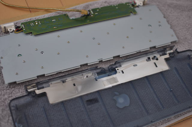 iMac_G3キーボードカバー下部とその中身