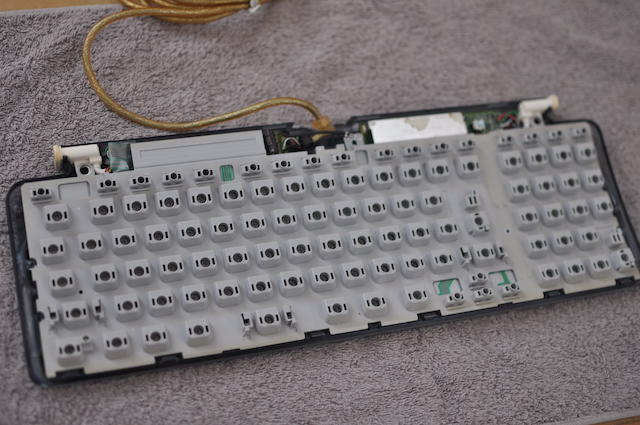 iMac_G3キーボードカバー下部に中身をのせたところ