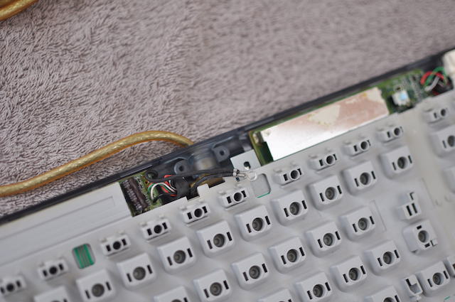 iMac_G3キーボードケーブル周辺部のビス位置