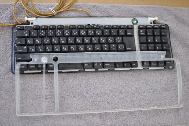 iMac_G3キーボードカバー・トップと電源ボタンの部品