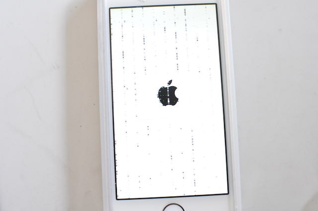 iPhoneSEの表示が乱れている