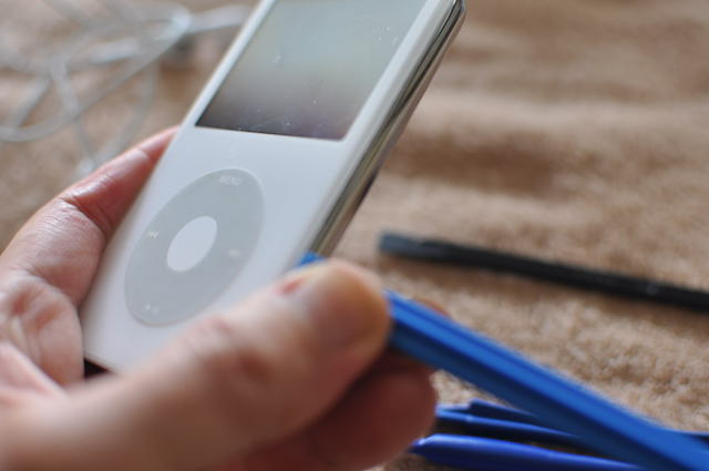 iPod-5Gの開腹は向かって右側から