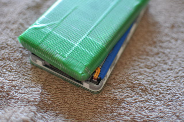 ipodを裏返してバッテリーのフラとケーブル端子が見える