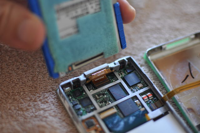 iPodのハードディスク・ドライブに接続されたフラットケーブルを外す