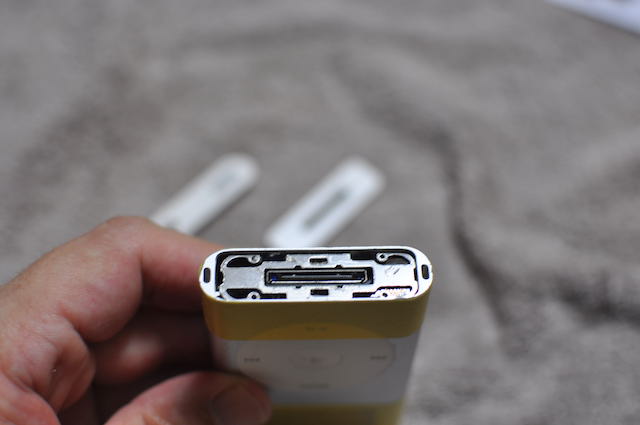 iPodMiniの下部プラ部品を除去したところ