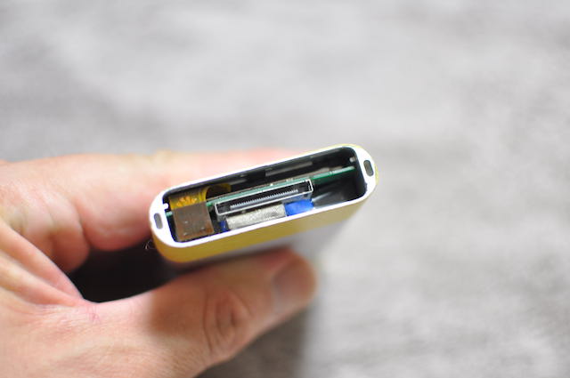 iPodMiniのクリックホールに繋がるフラットケーブル端子