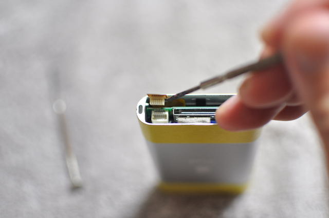 iPodMiniのクリックホールに繋がるフラットケーブル端子