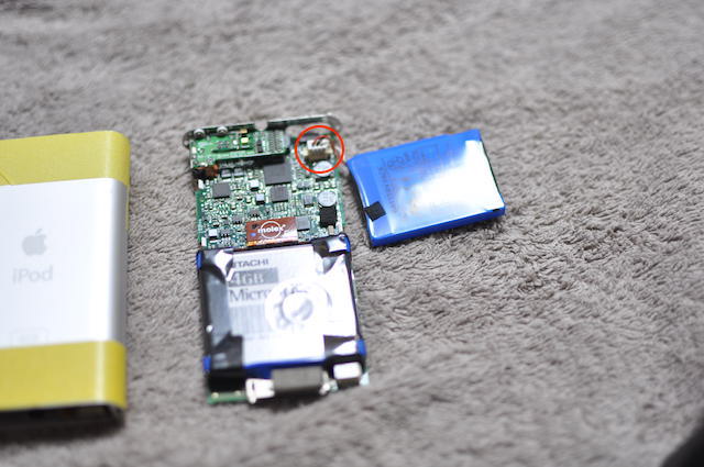 ipodMiniの充電池の接続端子部分