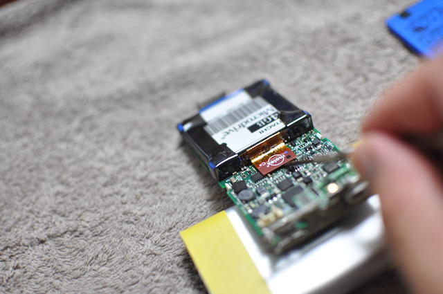 iPodMiniのマイクロドライブの接続端子を外す
