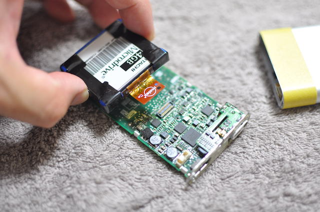 iPodMiniのマイクロドライブの接続端子を外す