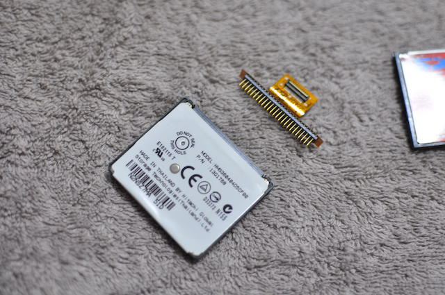 iPodMiniのマイクロドライブに接続されたフラットケーブルを外す