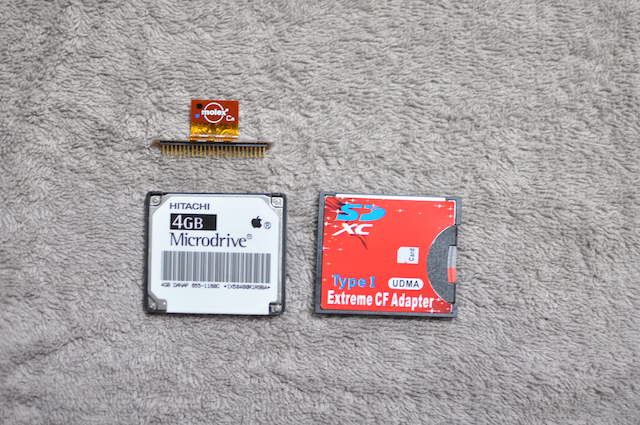 iPodMiniのマイクロドライブと、差し替えるCFカードアダプター