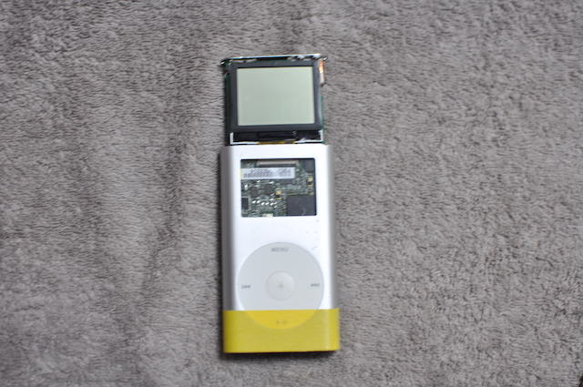 iPodMiniの基板をアルミケースへ戻す