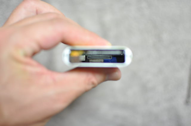 iPodMiniのアルミケースに基板を差し戻すときケーブル接続端子を押していれる