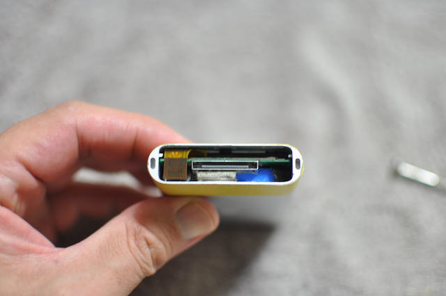 iPodMiniのアルミケースに基板を差し戻し、クリックホールのフラットケーブルを繋ぐ