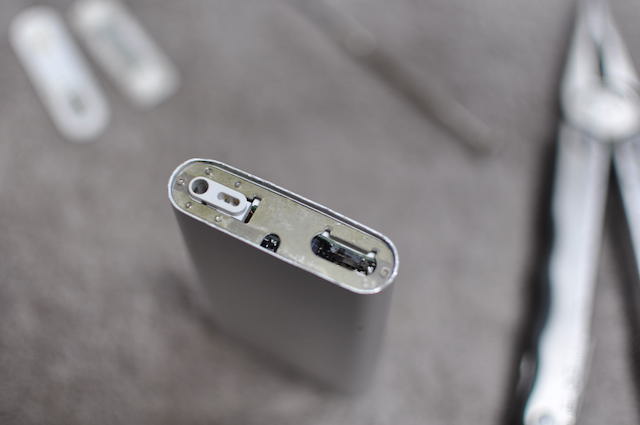 iPodMiniを組み戻す途中