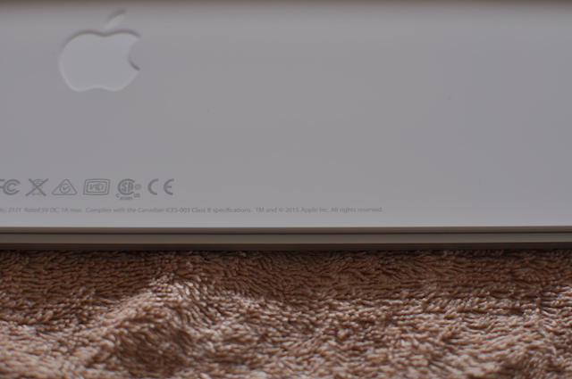 usbキーボードのうらに2015の印刷がある