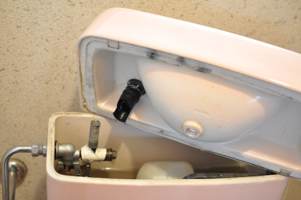 トイレのロータンクホースが欠けている