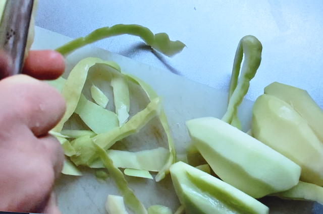 カレーの具材にハヤトウリを仕込む
