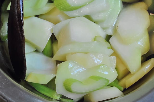カレーの具材を炒めておく