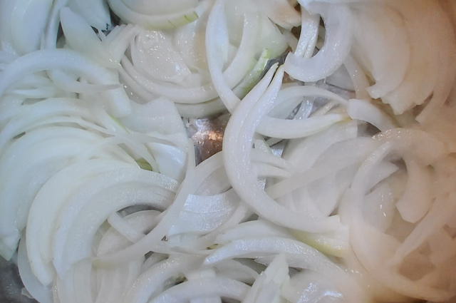 カレーの具材に使う玉ねぎを炒める