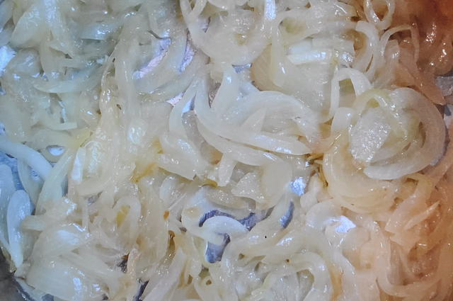 カレーの具材に使う玉ねぎを炒める