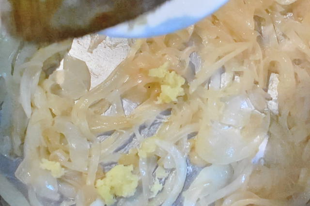炒めた玉ねぎにおろし生姜とおろしニンニクを加える