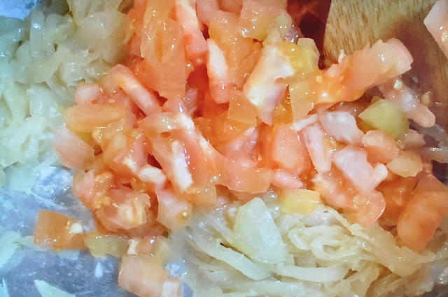 炒めた玉ねぎにトマトも合わせて炒める