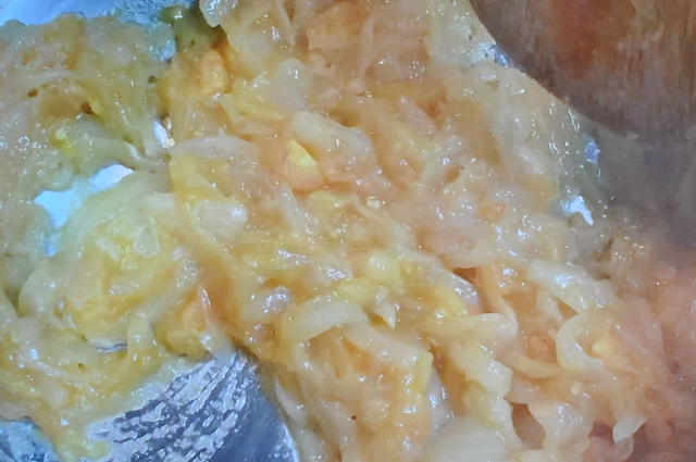 炒めた玉ねぎにトマトも合わせて炒める