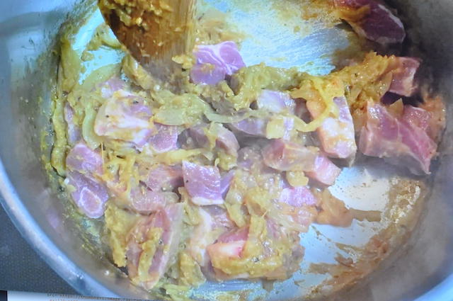 カレーペーストに豚肉を加えて炒める