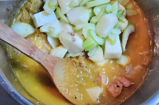 カレーペーストに豚肉を加えて炒める