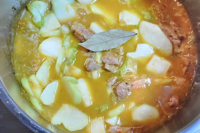 カレーペーストに豚肉を加えて炒める
