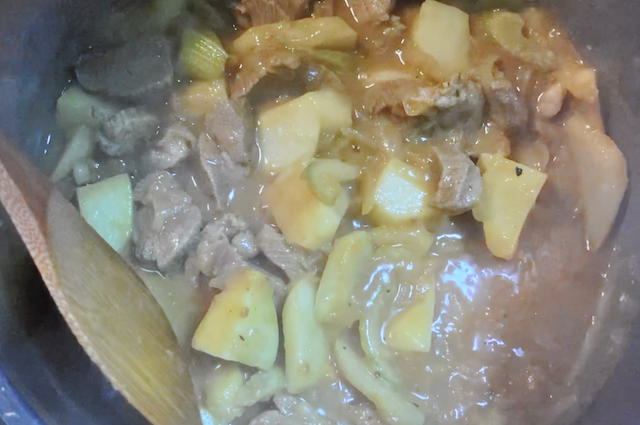 カレーを煮込んでいます