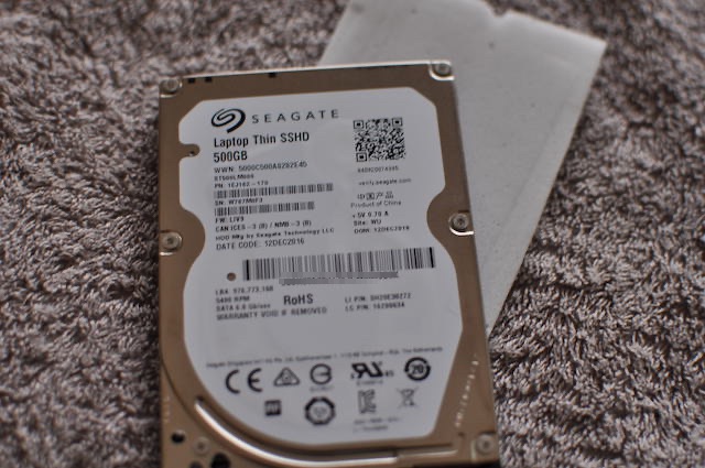 SEAGATEのSSHD500GBとスペーサーとして使用した薄く切ったスポンジ