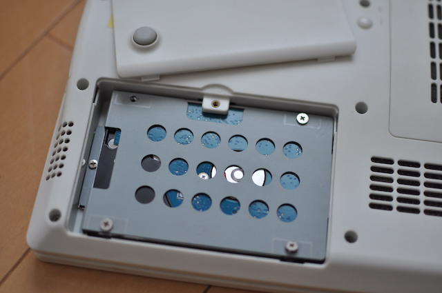 Sharp_PC-CW40Tの下部からHDDへアクセス