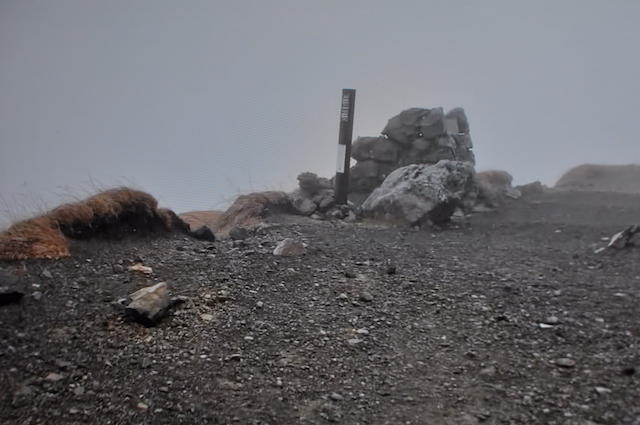 七高山稜線にある大清水方向を示す道標