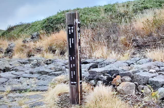鳥海山、吹浦口登山道の河原宿の票木