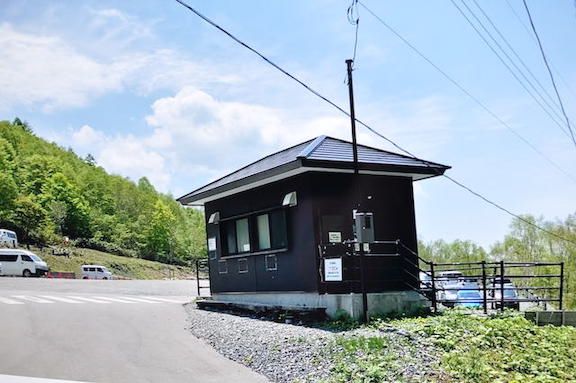 鳩待峠駐車場の有料トイレ