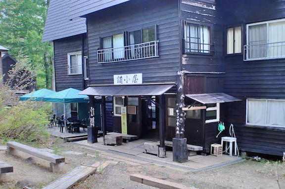 見晴キャンプ場の受付をする燧小屋