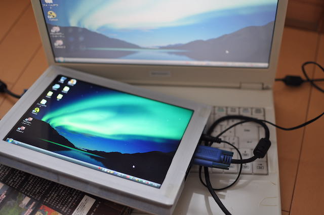 Windows_Vistaのデスクトップ画面を自作モニターに出力しているところ